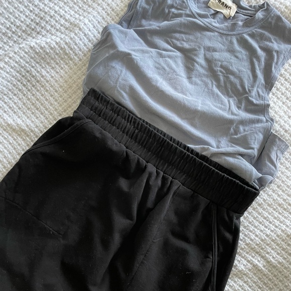 Black pencil skirt 🇨🇦 (made in Canada) - Picture 4 of 7